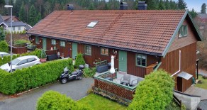 Åsen i Mjøndalen – Pent oppusset rekkehusleilighet over 2 plan med solrike utefasiliteter og barnevennlig beliggenhet!