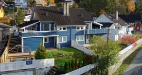 STENSETH: Tiltalende halvdel av vertikaldelt bolig m/ garasje – Store, solrike terrasser og flott utsikt – Barnevennlig!