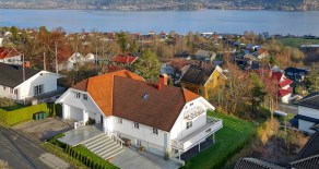 Åskollen – Praktvilla med hybel og nydelig utsikt over Drammensfjorden – 9 soverom – Meget attraktiv beliggenhet!