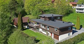 Solbergmoen- Funkisvilla m/nydelig utsikt, utleiedel og anneks – Garasje/carport – Leieinntekter på kr 16 000,- pr. mnd.
