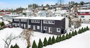 Galterud – Enderekkehus med flott utsikt mot Drammen. Solrik terrasse, hage, parkeringsmuligheter og barnevennlig område