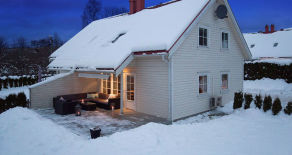Åsen i Mjøndalen- Halvdel av vertikaldelt bolig med solrik terrasse og hage vendt mot naturskjønne omgivelser og 3 sov!