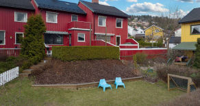 Øren- Stilfullt oppusset rekkehus på solrik tomt med usjenert terrasse og hage, veranda, peisovn og parkeringsmuligheter