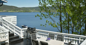 Nesbygda – Stilfull enebolig med unikt særpreg og solrik terrasse med super fjordutsikt. Rett til badeplass og båtfeste