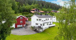 Mjøndalen – Idyllisk eiendom m/stor enebolig, 5 garasjer, stabbur og dels innredet uthus. Flotte sol- og utsiktsforhold.