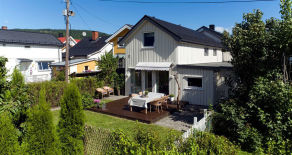 Nybyen- Nyoppusset enebolig m/garasje, hage, terrasse og utleiedel. Leieinntekter kr 11 000,- pr. mnd. Sogner til Danvik