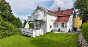 Åskollen – Lys og sjarmerende halvdel av tomannsbolig m/tidsmessig standard, solrik terrasse og fin utsikt.