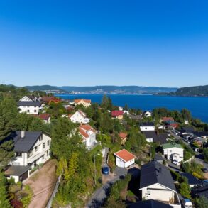 Syversvollen/Nesbygda- Solfylt eiendom med praktfull fjordutsikt. Enebolig og 2 sjarmerende hytter med enormt potensial!