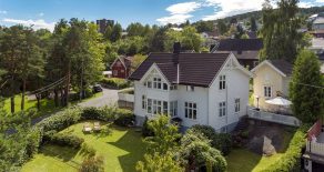 Frydenhaug – Vakker sveitservilla m/dobbelgarasje og uthus. Solfylt hage, vidstrakt utsikt og usjenerte terrasser.