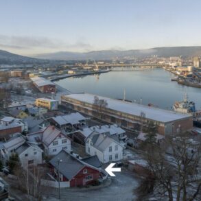 Tangen/Drammen – Sjarmerende skipperhus m/garasje beliggende ca. 100 meter fra kaia. Eiendommen har en koselig hage, skjermet uteplass, nydelig fjordutsikt og stort potensial.