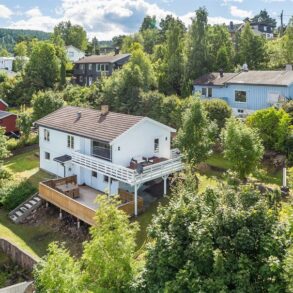 Frydenhaug – Enebolig med hybel. Gode utleiemuligheter. Romslige uteplasser og praktfulle sol- og utsiktsforhold. Sogner til Brandenga barneskole!