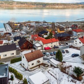 Hedensrud/Tangen/Drammen – Sjarmerende og koselig enebolig over 2 plan m/3 soverom. Skjermet solrik terrasse. Flott utsyn fra tomten. Peis. Dobbel garasje m/potensial. Stor hage bak boligen. Stor gårdsplass. Sentral beliggende m/nærhet til sjøen!