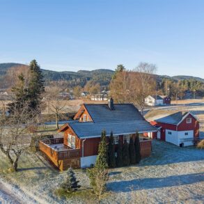 Galleberg/Sande- Naturskjønn eiendom bestående av enebolig, garasje og uthus. Eiendommen gir en småbruksfølelse med stor eiet tomt på hele 2144 kvm