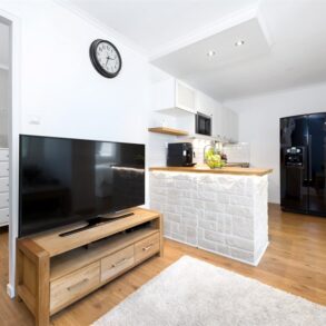 Fjell/Drammen – Moderne og lys 2-roms leilighet med høy standard, heis, solfylt balkong og nydelig utsyn mot skogkledde åser. Parkeringsmuligheter. A-konto strøm, varmtvann, fyring, tv og internett er inkludert i felleskostnadene