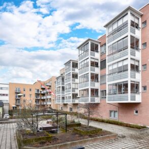 Bragernes Sentrum/Drammen – Koselig 2(3)-roms leilighet beliggende i populært borettslaget. Heis/trappefri adkomst. Solrik innglasset balkong vendt mot bakgård. Garasje. 2 soverom/gjesterom. Sentral beliggenhet med gangavstand til Torget Vest/sentrum.