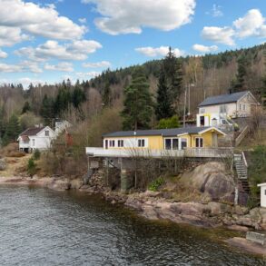 Tørkopp/Drammen – Koselig enebolig m/rett til bading, fiske og båtfeste ved eiendommen. Stor terrasse og praktfull utsikt over fjorden. P-plasser på tomt. 2 stuer, 2 kjøkken, 2 bad og 2 soverom. Sogner til Åskollen barneskole. Mulig å innløse festetomten!