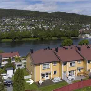 Gulskogen/Drammen – Lekker og påkostet 3(4) -roms rekkehusleilighet. Boligen har egen garasje, to markterrasser, fin hage, gode solforhold og utsikt til elven. Idyllisk, barnevennlig og sentralt beliggende. Nærhet til togstasjon og Gulskogen senteret!