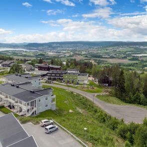 Utsikten/Øvre Reistad/Lier – Moderne 4-roms SELVEIERLEILIGHET fra 2012 med vestvendt terrasse med fantastisk utsikt, markterrasse, carport og sportsbod. Sol fra morgen til kveld. Trappefri adkomst. Dyrehold er tillatt. Kort avstand til Asker og Drammen!