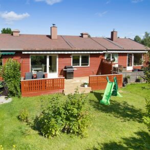 Konnerud/Drammen – Familievennlig rekkehus over 2 plan i et meget barnevennlig område, med 3 soverom, stor terrasse og god lagringsplass. Egen garasje. Nær skog og mark, ikke langt fra byen!