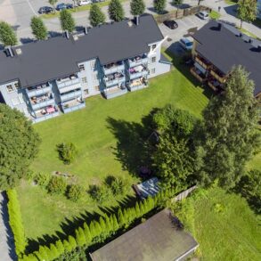 Gulskogen/Drammen – Tiltalende 3-roms topp/endeleilighet med solrik balkong vendt mot naturskjønt og fredelig felles bakhave. Leiligheten har reservert p-plass. Kort vei til togstasjon og Gulskogen Senter. Eget loft. Ingen forkjøpsrett!