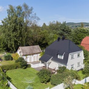 Hokksund – Sjarmerende enebolig med originale elementer, flott beliggenhet, hage med sol fra morgen til kveld og deilig markterrasse! Garasje og uthus. Stor tomt tomt på hele 953 kvm. Kort gangavstand Hokksund sentrum med togstasjon!