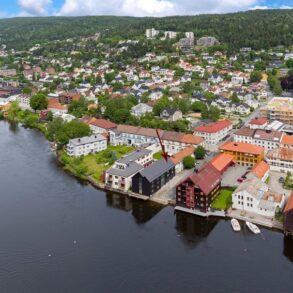 Bragernes sentralt – Totalrehabilitert, eksklusiv leilighet i en av Drammens få bevarte sjøboder. Leiligheten byr på integrert garasje, takterrasse med elveutsyn, en kombinasjon av det nostalgiske og moderne luksus og solrik beliggenhet ved elvebredden!