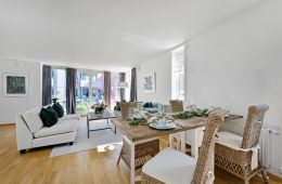 Rådhushaven/Bragernes Sentrum – Moderne 2-roms selveierleilighet fra 2010 på 58 kvm med garasjeplass og trappefri heisadkomst. Varmtvann og oppvarming inkludert. Fransk balkong. Sentrumsnært, men rolig! Gangavstand til togstasjon og alle servicetilbud!