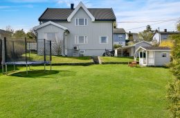 Åskollen/Drammen – Pen halvpart av tomannsbolig med veranda med nydelig utsikt mot Drammensfjorden. Koselig hage. Felles carport, utvendig bod, dokkestue og kjeller med gode lagringsmuligheter. Sogner til Åskollen barneskole!
