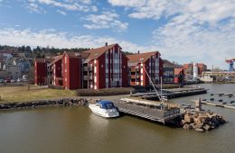Tangen /Drammen – Bo ved sjøen i en lys og tiltalende 3-roms selveierleilighet med båtplass, egen garasje og solfylte uteplasser med sjøutsikt. Det er heis med trappefri adkomst. Området byr på sjø, båtliv og brygge samtidig som det er sentralt nær byen.