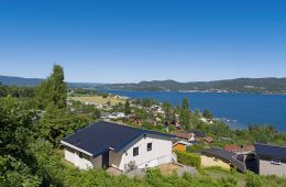 Øgarden Hyttefelt/Sande – Koselig hytte m/anneks, tinglyst båtplass på felles brygge og storslått utsikt over Sandebukta. To svært solrike terrasser. Perfekte sommerhytte for de som er glad i fjordidyll. Innlagt strøm og sommervann. Bilvei frem til hytten