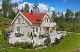 SOLGT Darbu/Fiskum – Velholdt og pen enebolig med dobbelgarasje beliggende i villaområde m/ parkmessig hage og umiddelbar nærhet til marka. Her nytes vidstrakt, naturskjønn utsikt mot Fiskumvannet fra terrasse på ca. 127 kvm og balkong. Gangavstand til tog