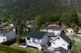 Solbergelva/Nedre Eiker – Innholdsrik familiebolig/enebolig over 3 plan med 4 soverom, flere stuer og 2 bad + vaskerom. Boligen har nyere dobbelgarasje med loft, gode solforhold, koselig hage og flotte uteplasser. Barnevennlig og rolig område.