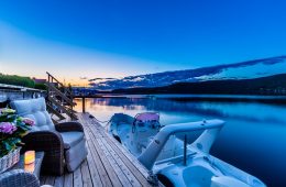 Svelvik Sentrum – Lyst til å ha sjøen som nærmeste nabo eller fiske fra din private brygge? Lys og lekker 3-roms på bryggekanten med flere solrike uterom, panoramautsikt, egen brygge og garasje. Sentral beliggenhet med nærhet til det meste. Ingen boplikt
