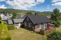 Krokstadelva Sentralt/Nedre Eiker- Familievennlig enebolig m/garasje, 3 soverom, koselig hage, vinterhage og flotte uteplasser! Sol fra morgen til kveld. Barnevennlig og sentral beliggenhet m/kort gangavstand til barnehager, skoler, buss, tog og butikker!