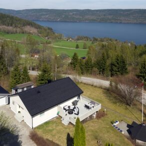 Øverskogen/Lier – Pen, innholdsrik enebolig over 2 plan med nyere dobbelgarasje, stor terrasse og grillhus. Solrik beliggenhet med fantastisk fjordutsikt. Boligen ligger i naturskjønne omgivelser men samtidig kort vei til Sandvika over Sollihøgda!