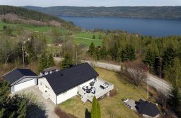 Øverskogen/Lier – Pen, innholdsrik enebolig over 2 plan med nyere dobbelgarasje, stor terrasse og grillhus. Solrik beliggenhet med fantastisk fjordutsikt. Boligen ligger i naturskjønne omgivelser men samtidig kort vei til Sandvika over Sollihøgda!