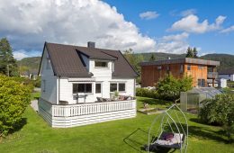 Steinberg/Nedre Eiker – Koselig enebolig o/2 plan + kjeller med garasje. Eiendommen har solrik tomt med idyllisk hage med drivhus, stor terrasse, nytt kjøkken fra 2017, 3 soverom og stor kjeller. Barnevennlig m/ nærhet til togstasjon, elven og barneskole!