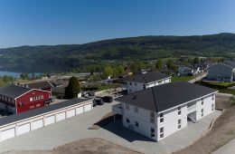 Sylling/Lier/Nær Drammen – 8 av 8 leiligheter er solgt! Nye og moderne 4-roms selveierleiligheter med garasje i rekke, terrasse med nydelig fjordutsikt og solrik beliggenhet. Gangavstand til skole, badestrand og sentrum! God lagringsplass i 3 boder + loft