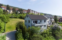 SOLGT Åssiden/Drammen- Halvdel av tomannsbolig over 1 plan med tilgang til loft og kjeller. Boligen har idyllisk felles hage, terrasse med sol fra morgen til kveld og flott utsikt. Parkering på felles gårdsplass. 3 soverom. Sentral og tilbaketrukket beliggenhet