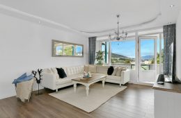 St. Hansberget/Drammen – Påkostet og lekker 2-roms leilighet med fjordutsikt fra balkong. Oppvarming, varmtvann og kabel tv/internett er inkludert i felleskostnadene. P-plass. Enkel adkomst til leiligheten med lite trapper!