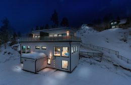 Nesbygda/Svelvik/Nær Drammen – 4 av 4 boliger er solgt. Nye og moderne vertikaldelte tomannsboliger over 3 plan med flott takterrasse og panorama utsikt over fjorden. Beliggende nær skog, fjord og by!