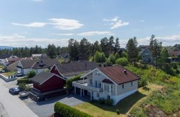 Ormåsen/Øvre Eiker- Familievennlig enebolig over 3 plan med solrik hage vendt mot naturskjønt fellesområde. Boligen har terrasse med jacuzzi, parkering i carport, 5 soverom/gjesterom, to ildsteder og lekkert bad fra 2012. Barnevennlig og rolig beliggenhet