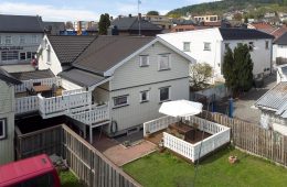 Brakerøya/Drammen Sentrum – Enebolig over 3 plan med 5 soverom/gjesterom og 2 bad. Carport som har plass til 2 biler. Store og romslige stuer og enkelte soverom. Takterrasse. Sentral beliggenhet med nærhet til alle servicetilbud og togstasjon!
