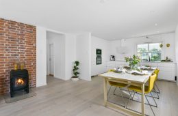 Gulskogen/Drammen – Betydelig påkostet 3-roms rekkehusleilighet med romslig overbygget veranda og koselig peis. Leiligheten disponerer del av hagen, 1/4 av loftet samt 2 egne boder i kjeller og 1 fellesbod. Ingen forkjøpsrett! Nærhet til Togstasjon/Senter