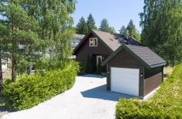 Konnerud/Drammen – Velholdt, trivelig enebolig over 2 plan med garasje og romslig terrasse, på usjenert tomt mot skogholt. Meget barnevennlig og rolig beliggenhet. Nærhet til skoler, barnehager, marka, idrettsfasiliteter, buss og butikker.