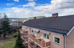 Strømsø sentralt/Drammen – Oppusset 3-roms Topp/endeleilighet med solrik veranda og gode parkeringsmuligheter. Varmtvann inkludert! Lavblokk. Sentral beliggenhet med nærhet til togstasjon og sentrum med alle servicetilbud!