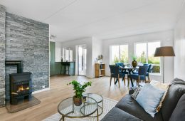 Tranby/Lier – Betydelig renovert 3-roms rekkehusleilighet over 1 plan med garasje og solrik terrasse med flott utsyn i naturskjønne omgivelser. Trappefri adkomst. Ubrukt kjøkken og bad. Leiligheten fremstår som ny! Flytt rett inn! Ingen forkjøpsrett!