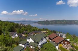 Nesbygda/Svelvik/Nær Drammen- Sjønær og oppgradert enebolig o/2 plan m/garasje, storslått utsikt og særdeles solrike terrasser. Boligen har stor tomt på ca 1 mål, 4 soverom og 2 stuer. Barnevennlig og rolig beliggenhet m/kort, trygg gangavstand til skole!