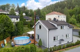 Skotselv/Øvre Eiker – Innholdsrik enebolig over 2 plan + kjeller med garasje. Boligen har markterrasse med basseng, romslig stue og 4 soverom/gjesterom. Sentral beliggenhet med kort vei til skole, elven og marka med tursti!