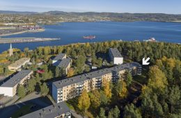 Sankt Hansberget/Drammen – Luftig og meget tiltalende 3-roms andelsleilighet med god standard, fin utsikt, innglasset, sydvendt balkong og p-plass.